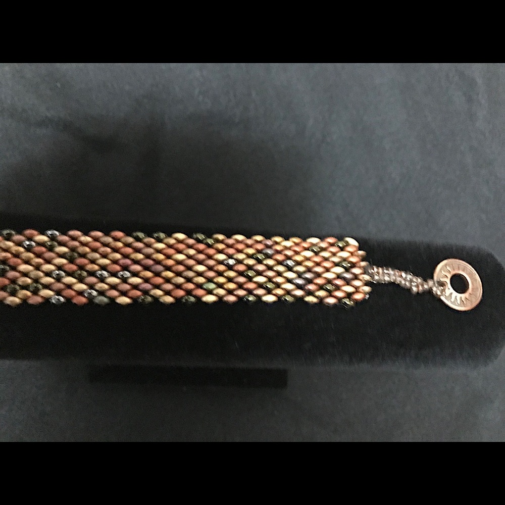 Beautiful handwoven bead bracelet 🥰8”x1”♥️